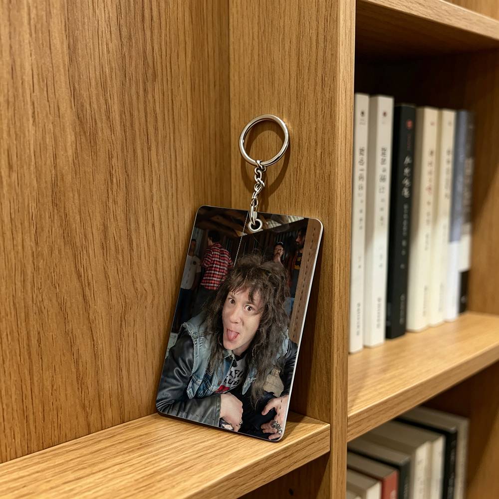 actor J-Joseph Quinn Cat Badge - огляд і ціна Leatherwork Keychain